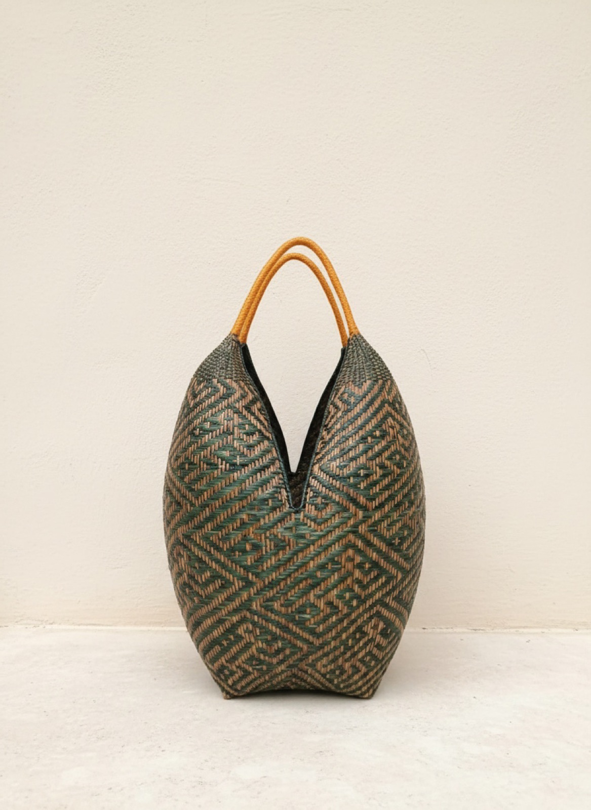 Forest green and copper hand-woven cuatro tetas bag with amber handles